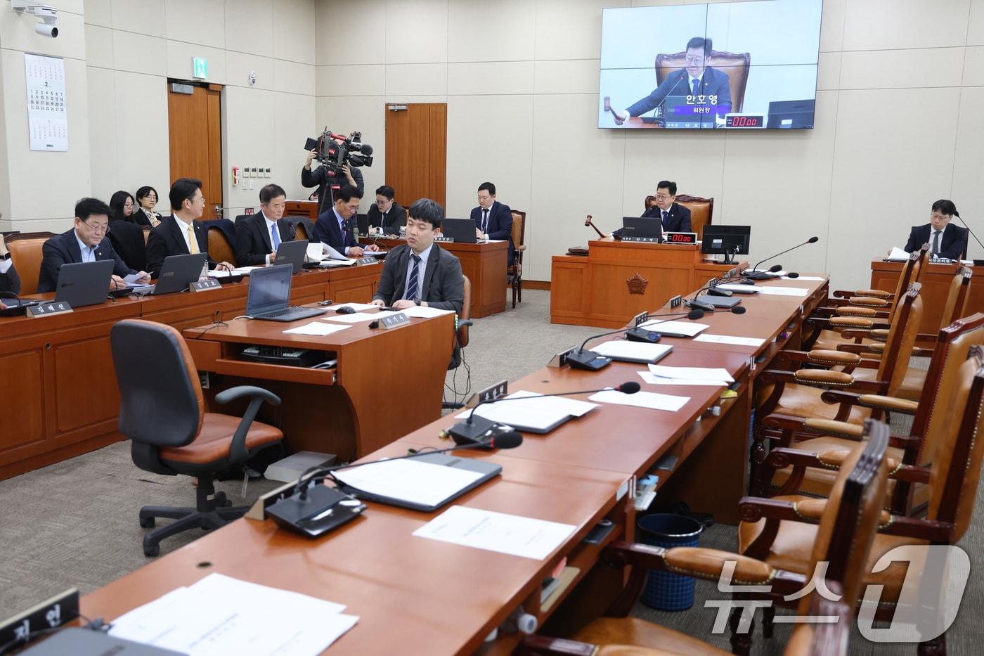 본문 이미지 - 안호영 위원장이 12일 서울 여의도 국회에서 열린 기후에너지환경노동위원회 전체회의에서 국민의힘 의원들이 퇴장한 가운데 법안을 통과시키고 있다. 2026.2.12 ⓒ 뉴스1 신웅수 기자