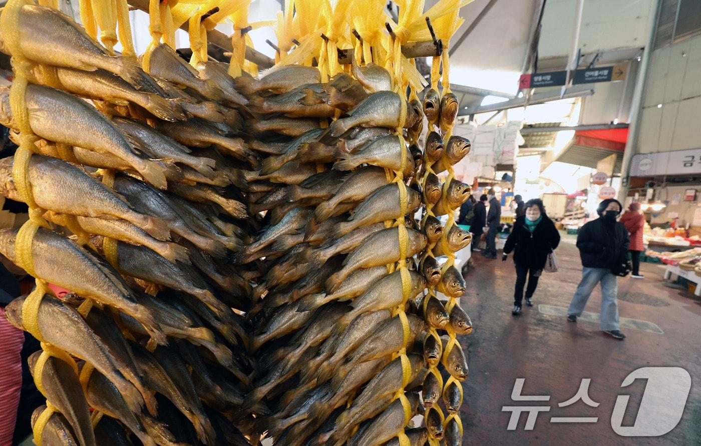 본문 이미지 - 설 명절 연휴를 이틀 앞둔 12일 오전 광주 서구 양동시장에 굴비가 걸려있는 가운데 장을 보려는 시민들의 발걸음이 이어지고 있다. 2026.2.12 ⓒ 뉴스1 박지현 기자