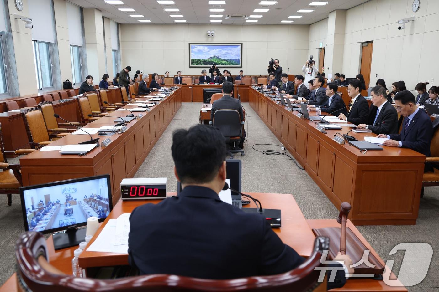 본문 이미지 - 안호영 위원장이 12일 서울 여의도 국회에서 열린 기후에너지환경노동위원회 전체회의에서 국민의힘 의원들이 퇴장한 가운데 법안을 통과시키고 있다. 2026.2.12 ⓒ 뉴스1 신웅수 기자