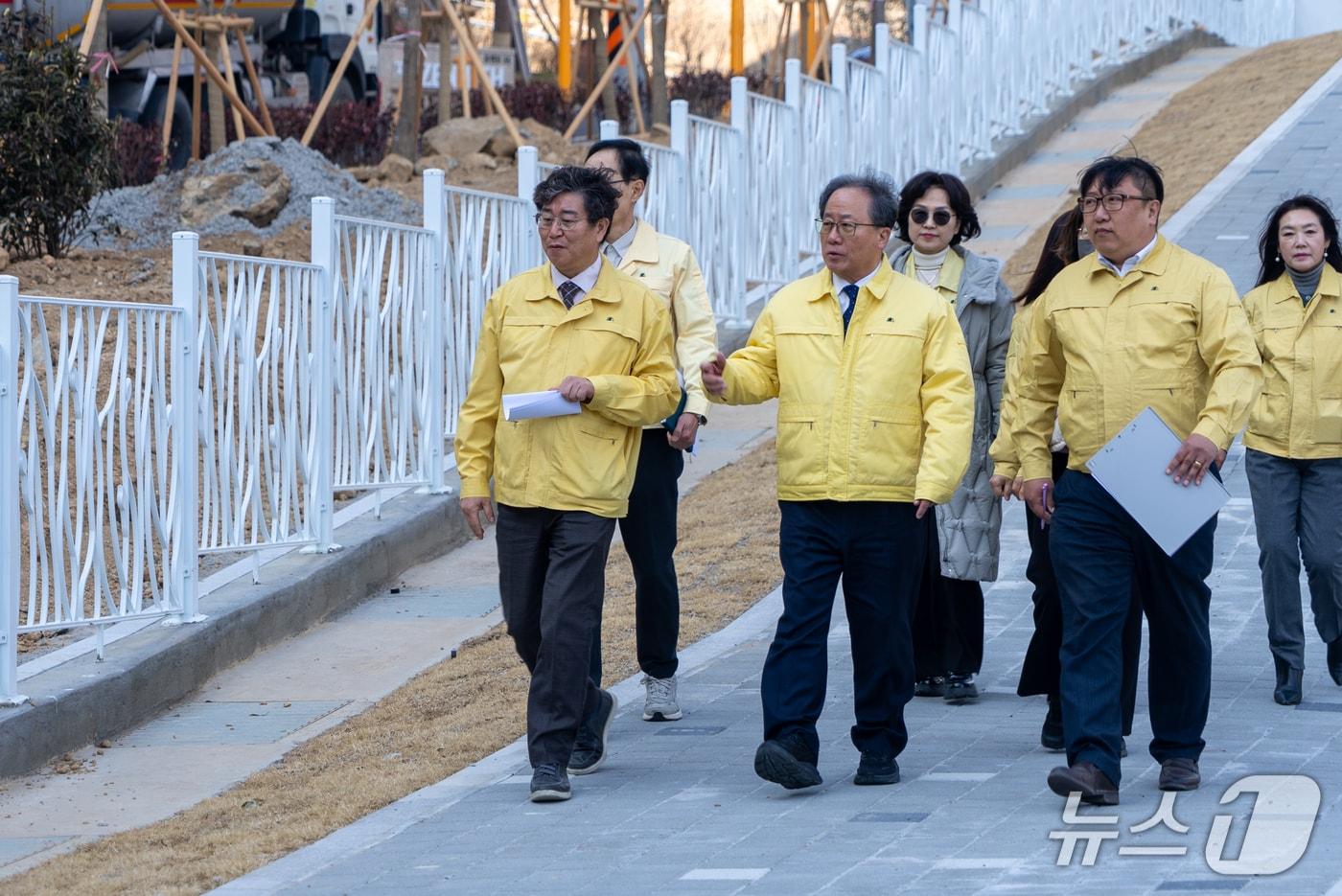 본문 이미지 - 지난 11일 김석준 부산시교육감이 통학로를 점검하고 있는 모습 (교육청 제공. 재판매 및 DB금지)