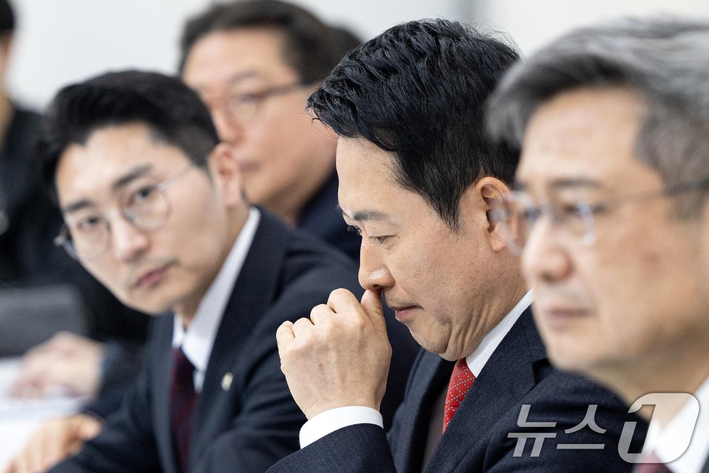 본문 이미지 - 장동혁 국민의힘 대표가 지난 12일 서울 여의도 국회에서 이재명 대통령과 청와대 오찬에 불참하기로 결정한 뒤 입장을 밝히고 있다. 2026.2.12 ⓒ 뉴스1 이승배 기자