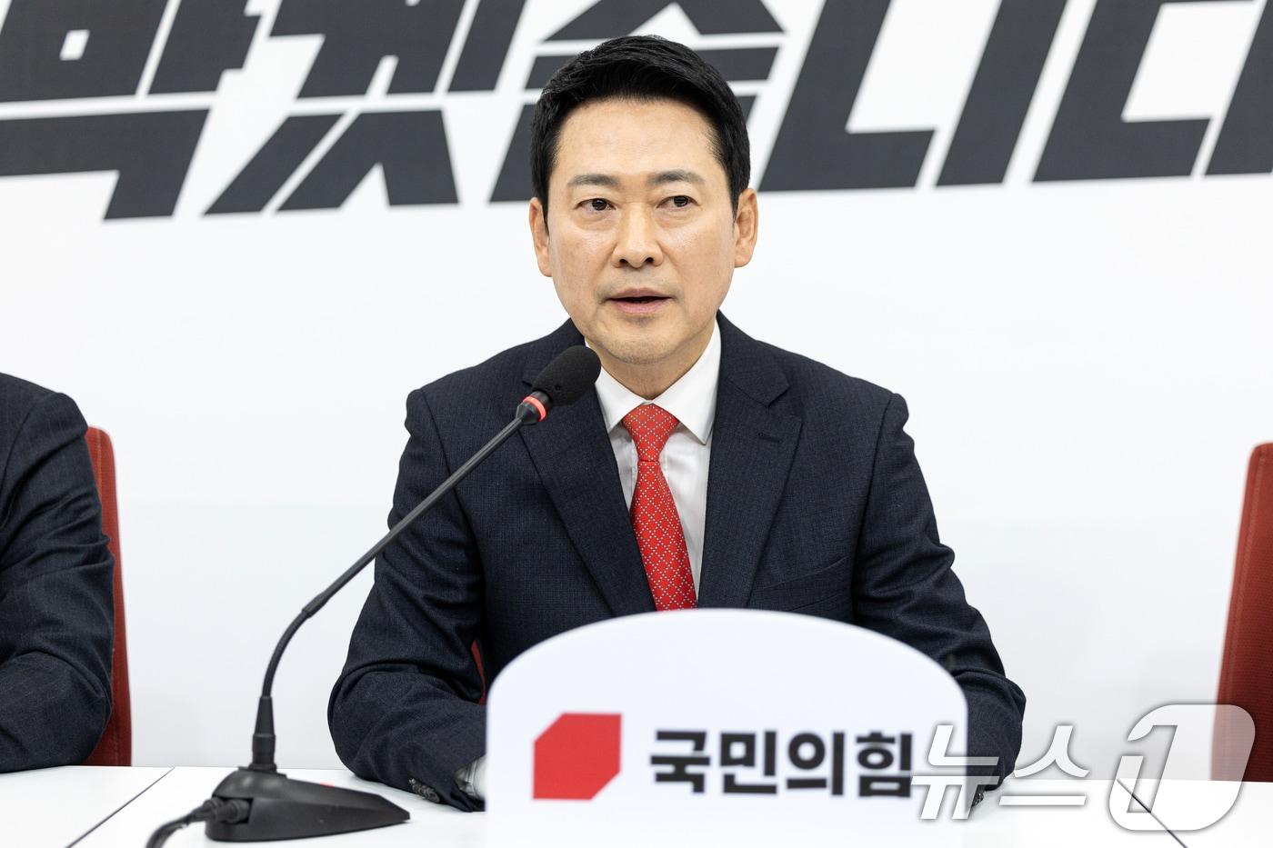 본문 이미지 - 장동혁 국민의힘 대표가 12일 서울 여의도 국회에서 이재명 대통령과 청와대 오찬에 불참하기로 결정한 뒤 입장을 밝히고 있다. 2026.2.12 ⓒ 뉴스1 이승배 기자