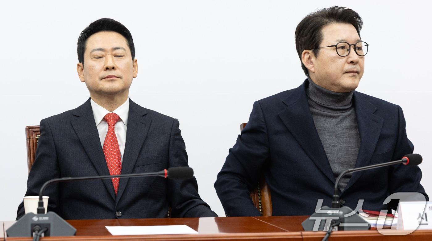 본문 이미지 - 장동혁 국민의힘 대표가 12일 서울 여의도 국회에서 열린 최고위원회의에서 생각에 잠겨있다. 2026.2.12 ⓒ 뉴스1 이승배 기자