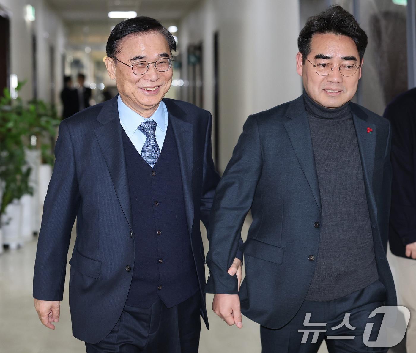 본문 이미지 - 이종석 국가정보원장(왼쪽)이 12일 서울 여의도 국회에서 열린 정보위원회 전체회의에 출석하기 앞서 이성권 국민의힘 정보위 간사와 위원장실로 향하고 있다. ⓒ 뉴스1 국회사진기자단