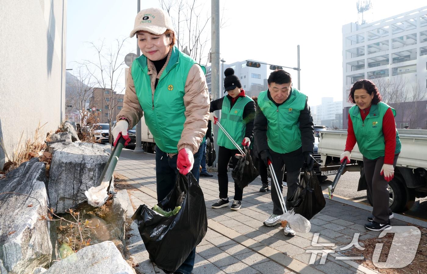 본문 이미지 - 12일 대전 동구 판암1동 일원에서 진행된 '설맞이 대청소'에서 주민들이 도로에 버려진 쓰레기를 치우고 있다. 2026.2.12 ⓒ 뉴스1 김기태 기자