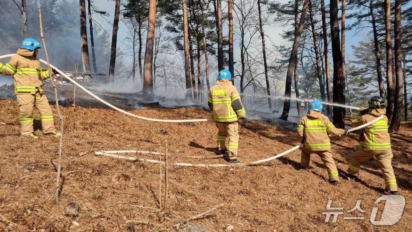 본문 이미지 - 12일 강원 양양군 현북면 산불 진화 현장.(강원도소방본부 제공, 재판매 및 DB 금지) 2026.2.12/뉴스1