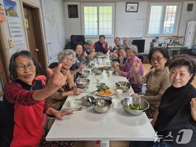 본문 이미지 -  제천형 경로당 점심제공지원사업 참여자.(제천시 제공. 재판매 및 DB금지)/뉴스1