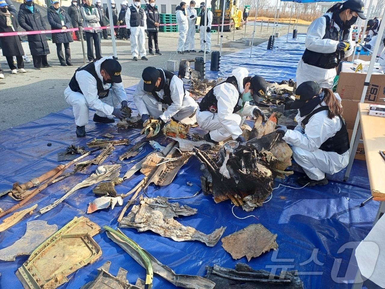 본문 이미지 - 12일 오전 전남 무안국제공항에서 잔해물 보관 창고에서 179명이 숨진 제주항공 참사 사고기 잔해물 관련 재조사가 진행되고 있다. (독자 제공. 재판매 및 DB 금지) 2026.2.12 