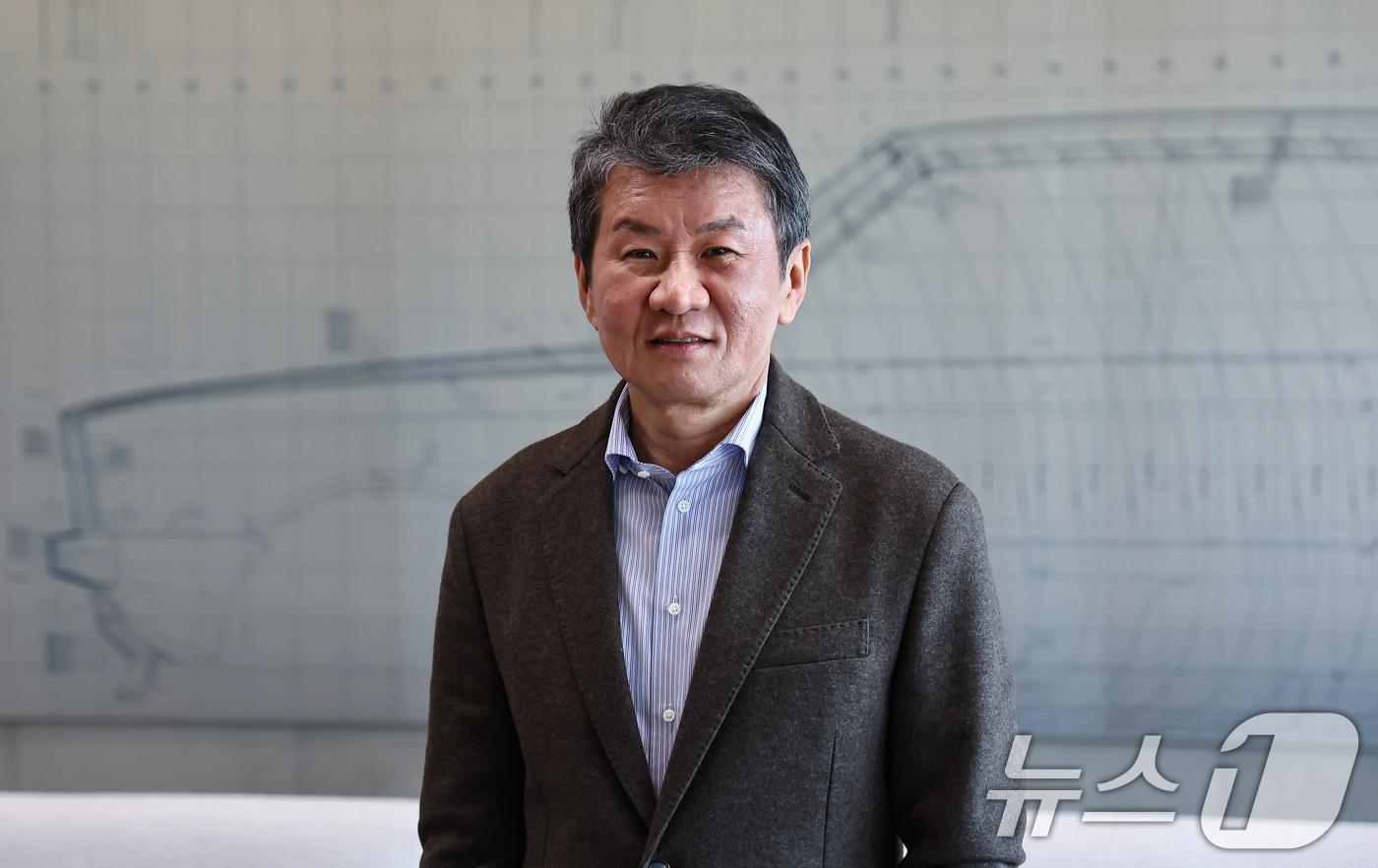 본문 이미지 - 정몽규 포니정재단 이사장이 12일 서울 종로구 포니정재단에서 가진 뉴스1과 인터뷰에 앞서 포즈를 취하고 있다. 2026.2.12 ⓒ 뉴스1 김도우 기자