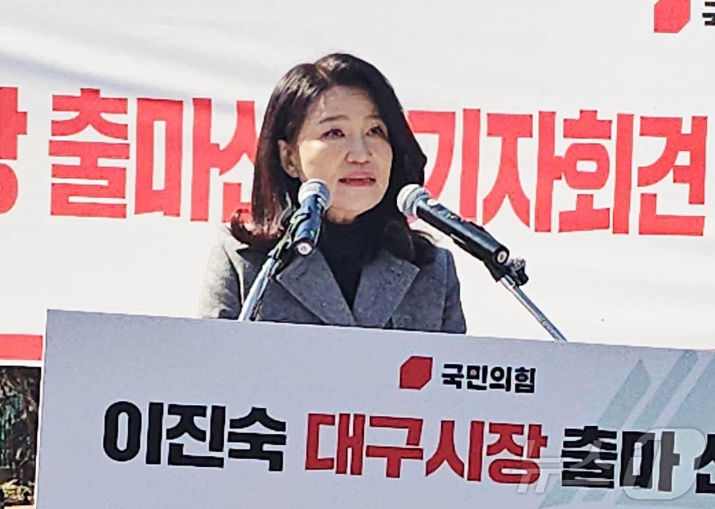본문 이미지 - 이진숙 전 방송통신위원장이 12일 대구 중구 국채보상운동기념공원에서 6·3 지방선거 대구시장 출마를 선언하고 있다. 2026.2.12 ⓒ 뉴스1 남승렬 기자