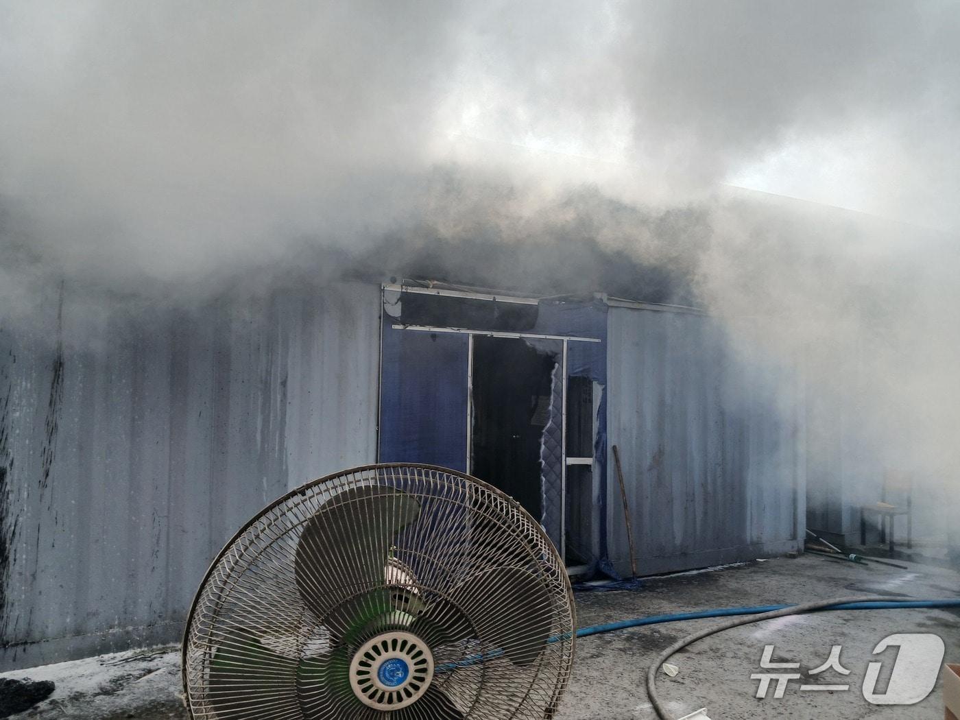 본문 이미지 - 괴산군 소수면 한 알루미늄 제조업체 컨테이너 화재현장.(괴산소방서 제공. 재판매 및 DB금지)./뉴스1