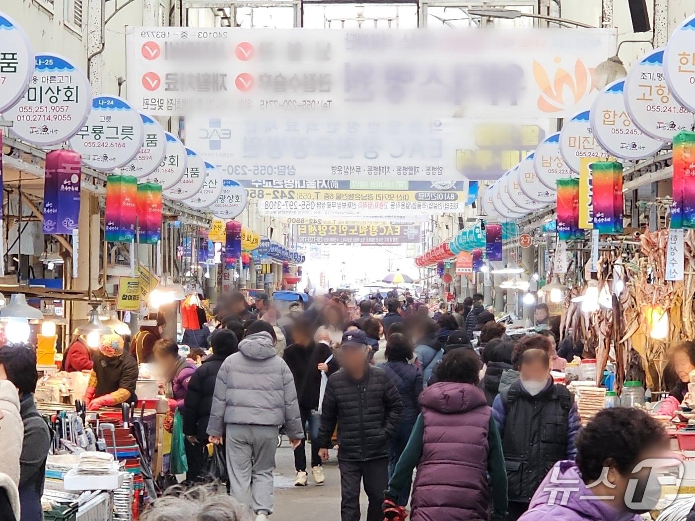 본문 이미지 - 설 연휴를 이틀 앞둔 12일 창원시 마산어시장이 인파로 북적이고 있다. 2026.2.12 ⓒ 뉴스1 박민석 기자