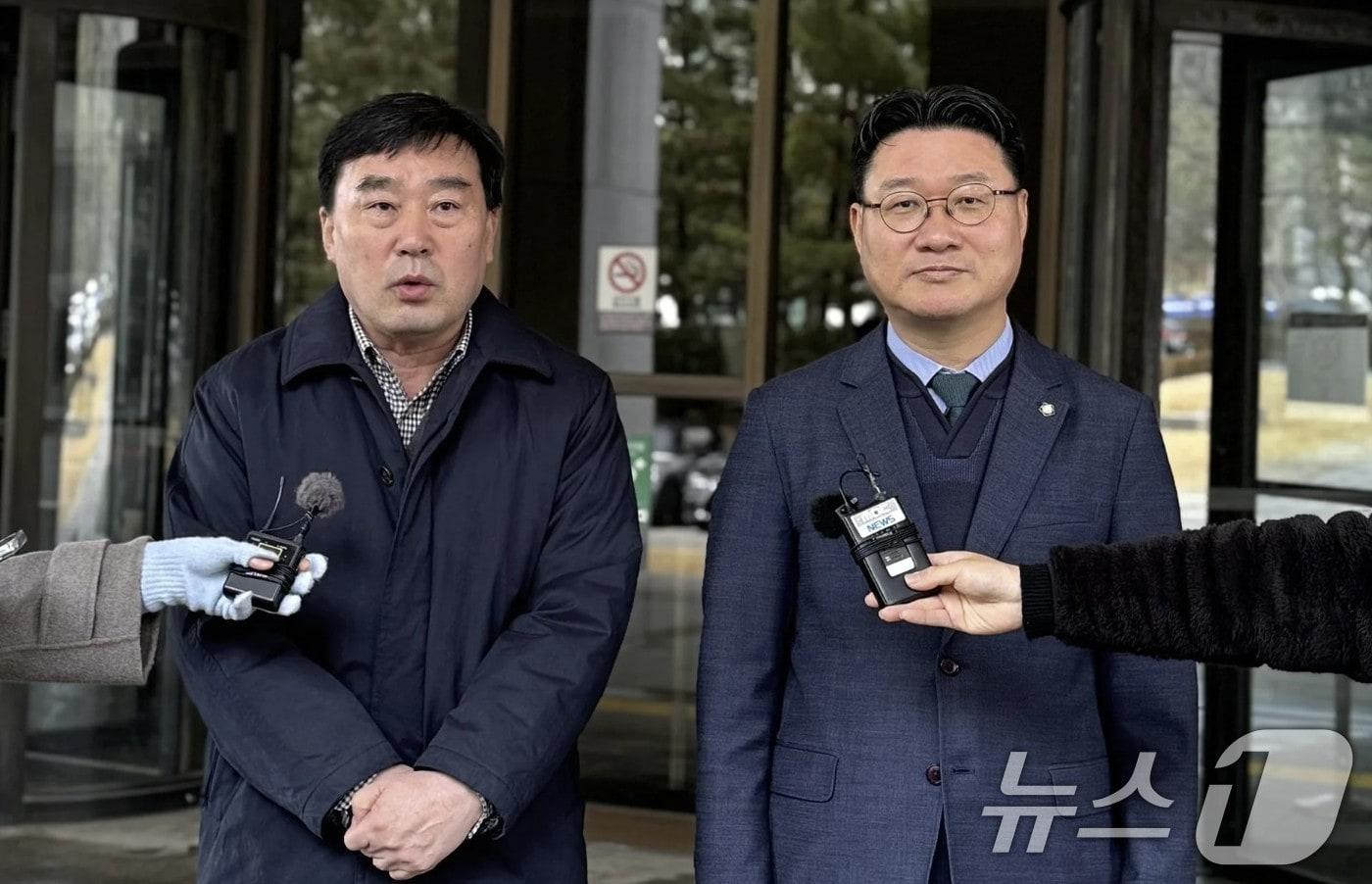 본문 이미지 - 12일 대법원에서 박강배 5·18기념재단 상임이사(왼쪽)와 김정호 변호사(회고록 관련 민·형사 재판 피해자측 법률대리인)가 입장을 밝히고 있다. (5·18기념재단 제공. 재판매 및 DB금지) 2026.2.12 ⓒ 뉴스1