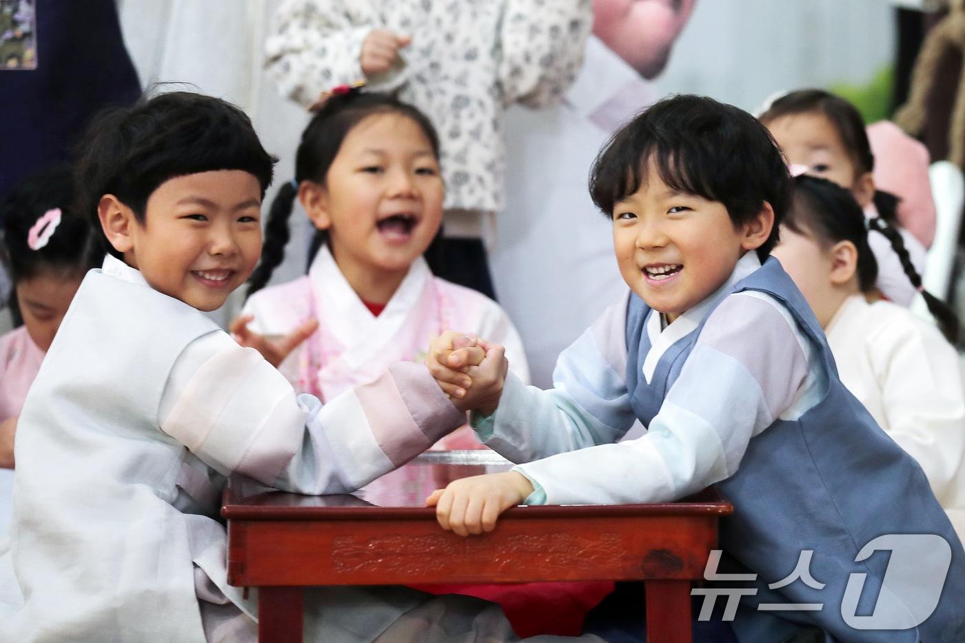 본문 이미지 - 설 명절을 앞두고 12일 대전 서구청 어린이집 원생들이 한복을 차려입고 팔씨름 대회를 하고 있다. 2026.2.12 ⓒ 뉴스1 김기태 기자