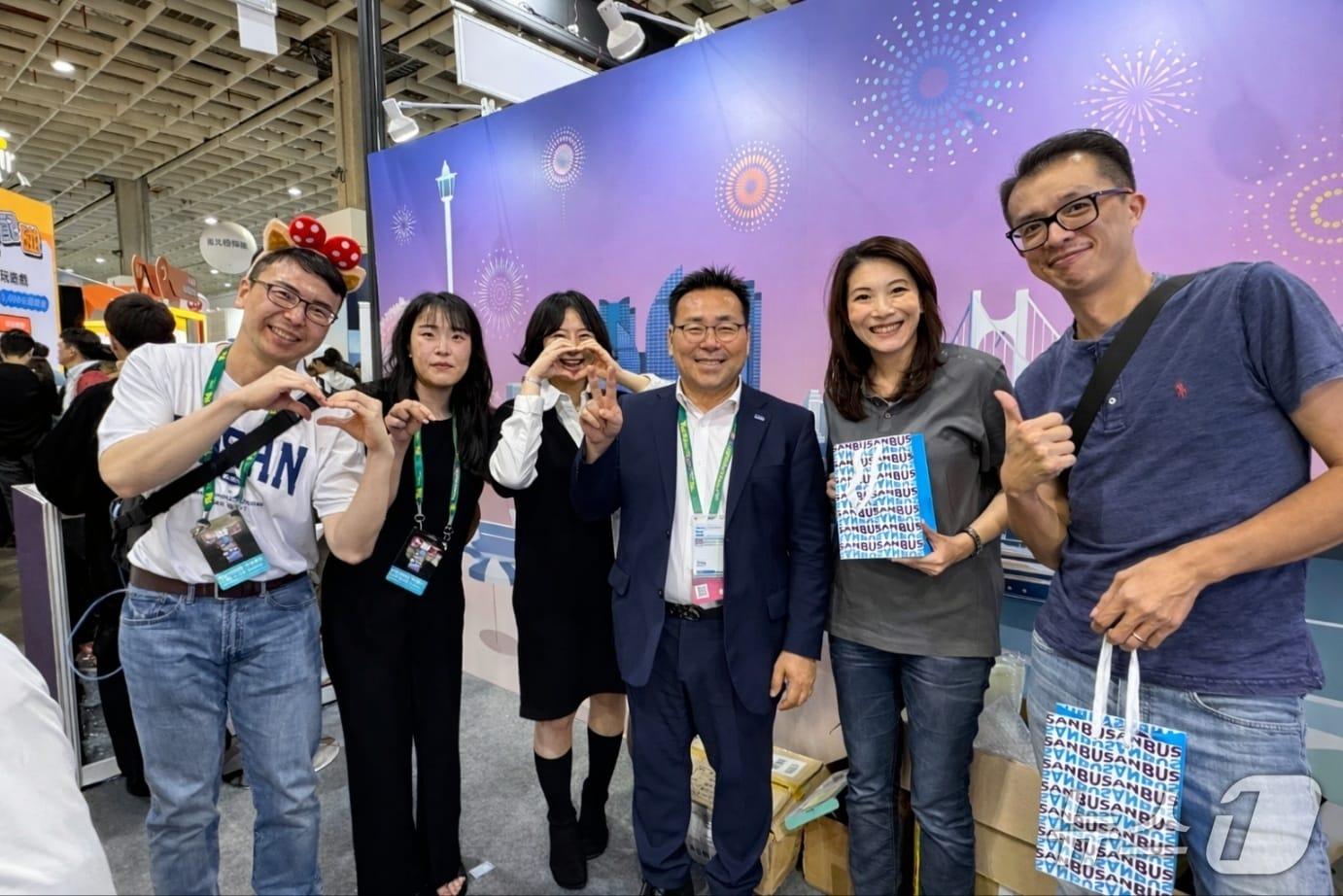 본문 이미지 - 작년 11월 부산시와 부산관광공사 관계자들이 타이베이 국제관광박람회에 참여해 홍보 활동을 펼치는 모습. (부산관광공 제공. 재판매 및 DB금지)