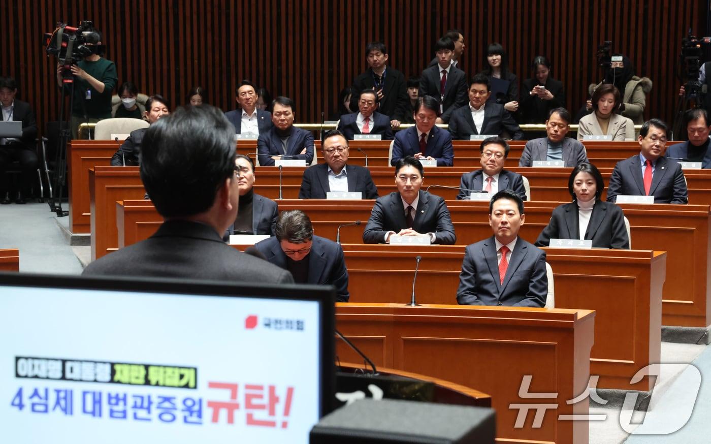 본문 이미지 - 장동혁 국민의힘 대표가 지난 12일 서울 여의도 국회에서 열린 의원총회에서 송언석 원내대표의 발언을 듣고 있다. 2026.2.12 ⓒ 뉴스1 신웅수 기자