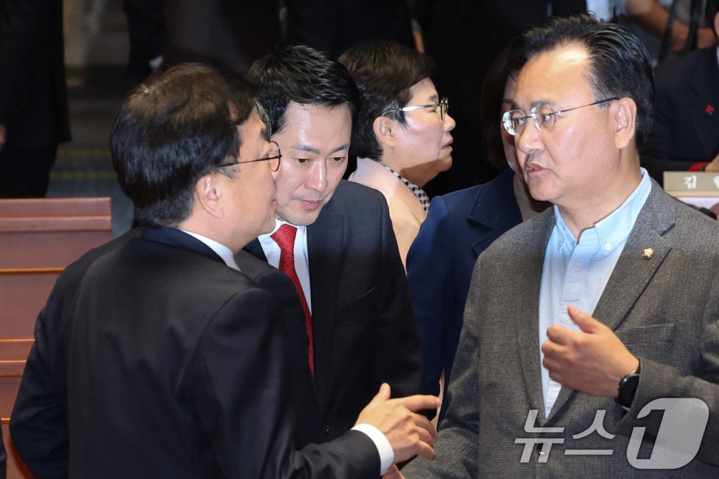 본문 이미지 - 장동혁 국민의힘 대표가 12일 서울 여의도 국회에서 열린 의원총회에서 의원들과 대화하고 있다. 2026.2.12 ⓒ 뉴스1 신웅수 기자