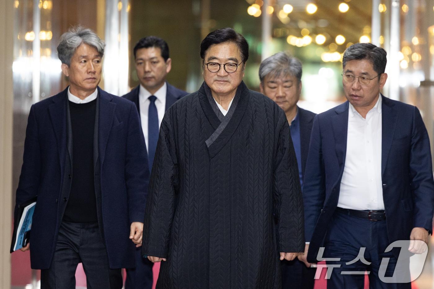 본문 이미지 - 우원식 국회의장이 12일 서울 여의도 국회에서 의장실로 들어서고 있다. 2026.2.12 ⓒ 뉴스1 유승관 기자