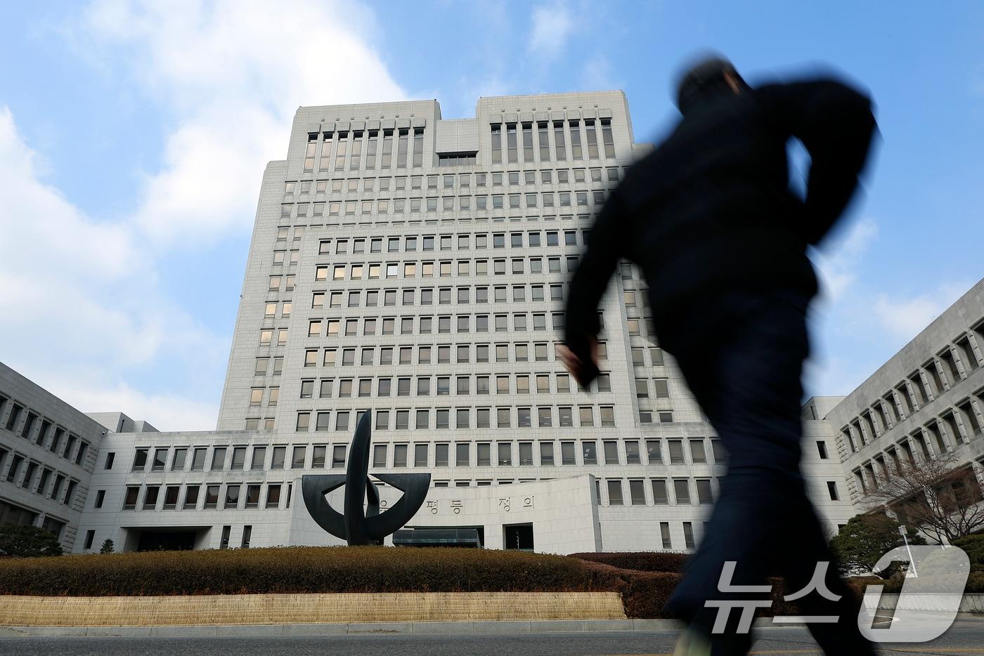 본문 이미지 - 대법원 판결에 헌법소원을 제기할 수 있도록 하는 헌법재판소법 개정안이 국회 법제사법위원회를 통과한 가운데 12일 서울시 서초구 대법원에서 직원 등이 오가고 있다. 2026.2.12 ⓒ 뉴스1 박정호 기자