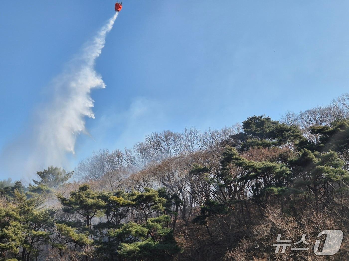 본문 이미지 - 12일 창원 의창구 병천소류지 인근 야산에서 난 불을 끄고 있는 헬기.(창원소방본부 제공. 재판매 및 DB금지)