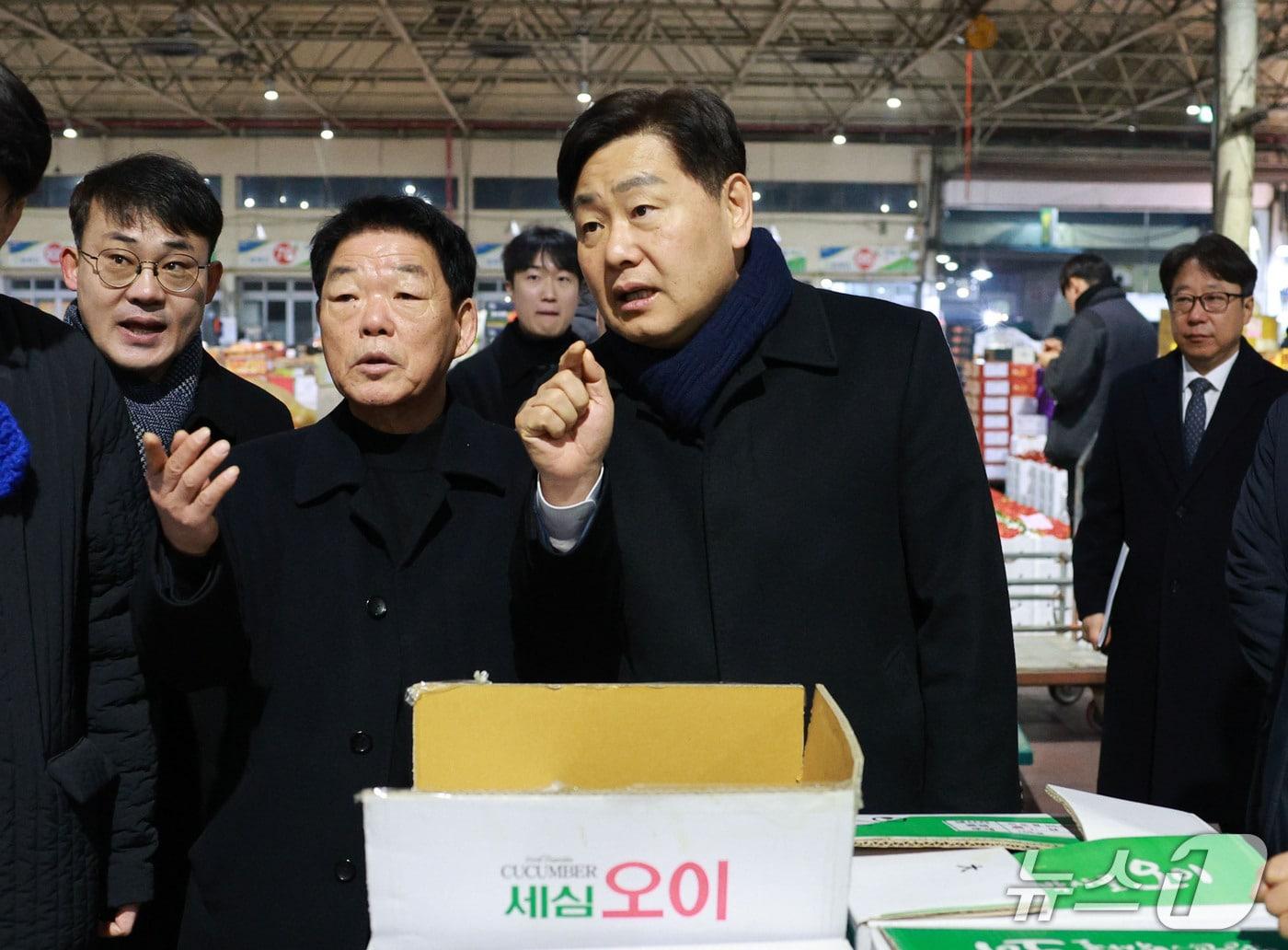 본문 이미지 - 12일 새벽 김관영 전북지사가 전주시 농수산물도매시장 경매장을 찾아 농산물 출하 동향과 가격 흐름을 직접 점검하고 현장 관계자들을 격려하고 있다.(전북도 제공. 재판매 및 DB금지)/뉴스1