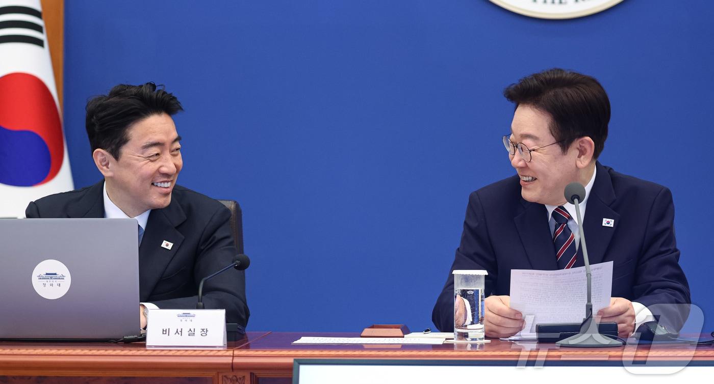 본문 이미지 - 이재명 대통령이 12일 청와대에서 열린 수석보좌관회의에서 발언하고 있다. 2026.2.12 ⓒ 뉴스1 허경 기자