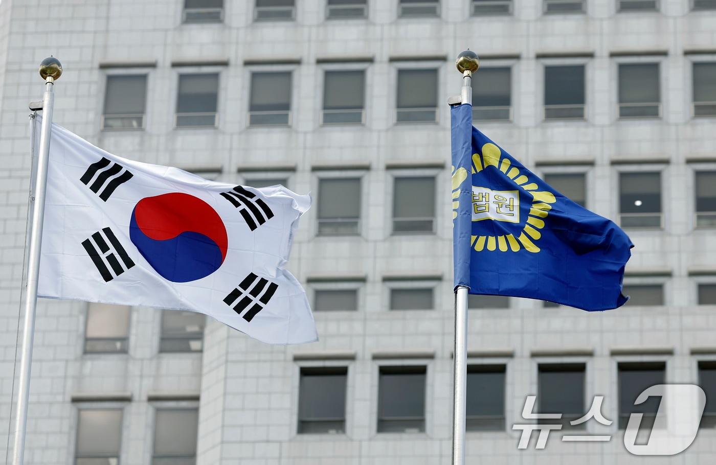 본문 이미지 - 서울시 서초구 대법원 내 국기게양대에 태극기와 법원 깃발이 바람에 휘날리고 있다. 2026.2.12 ⓒ 뉴스1 박정호 기자