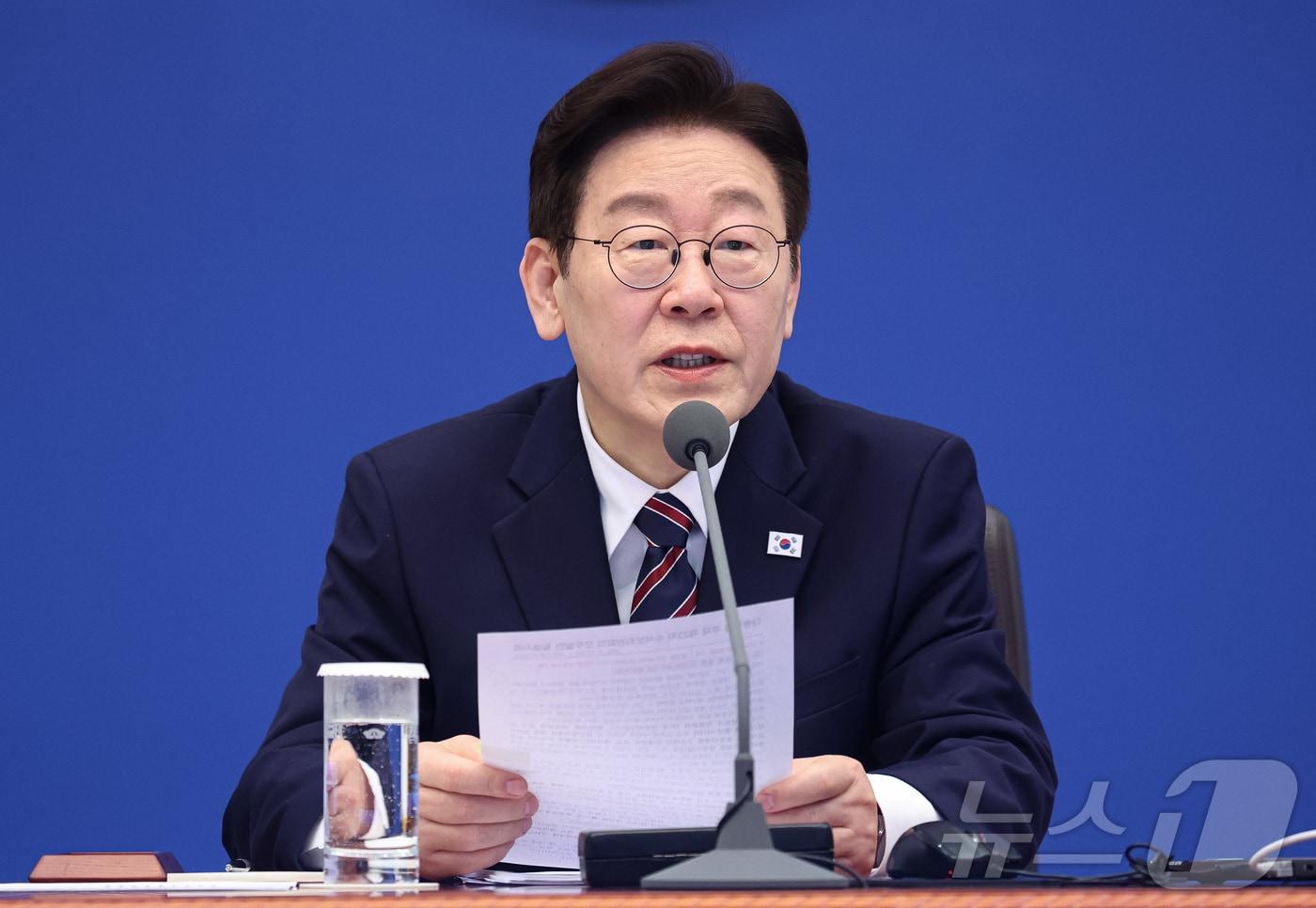 본문 이미지 - 이재명 대통령이 12일 청와대에서 열린 수석보좌관회의에서 발언하고 있다. ⓒ 뉴스1 허경 기자