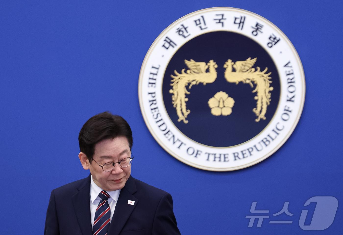 본문 이미지 - 이재명 대통령이 12일 청와대에서 열린 수석보좌관회의에서 자리에 착석하고 있다. 2026.2.12 ⓒ 뉴스1 허경 기자