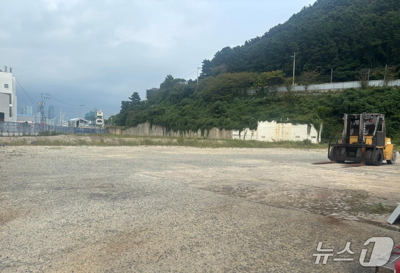 본문 이미지 - 이기대 입구 아파트 계획 부지 모습 ⓒ 뉴스1 홍윤 기자