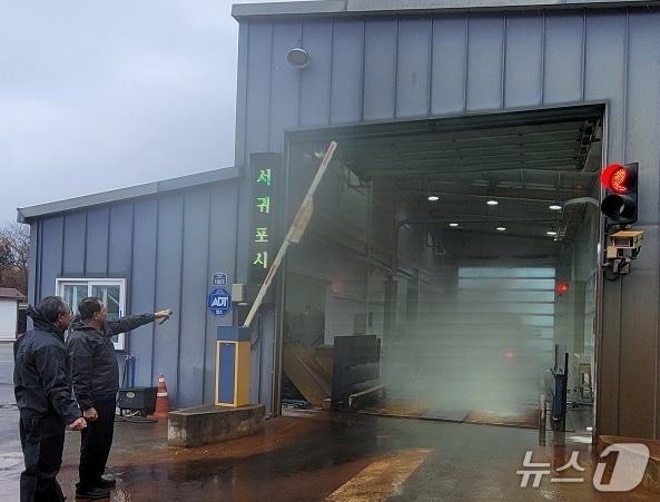 본문 이미지 - 지난 10일 농협 제주본부 관계자가 가축전염병 방역 현장을 점검하는 모습.(농협 제주본부 제공. 재판매 및 DB 금지)