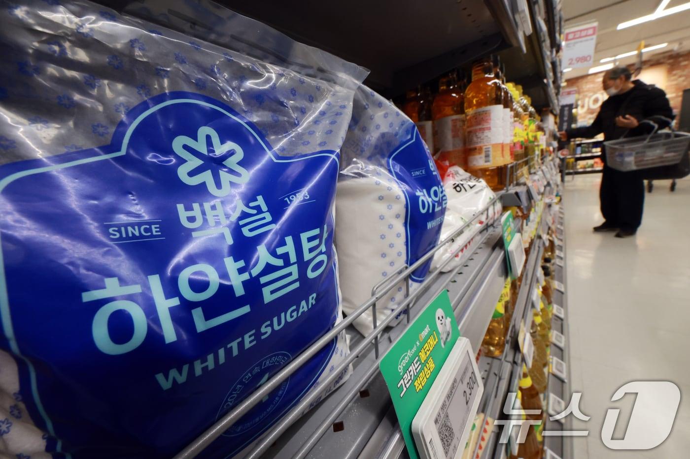 본문 이미지 - 12일 공정거래위원회가 4년간 설탕 가격을 담합한 CJ제일제당·삼양사·대한제당에 시정명령을 내리고 과징금 4,083억 원을 부과했다. 사진은 이날 서울시내 한 마트에 진열된 설탕의 모습. 2026.2.12 ⓒ 뉴스1 이호윤 기자