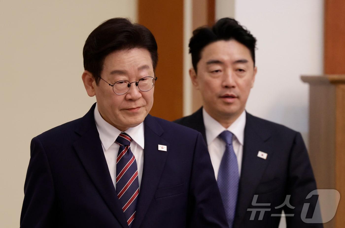 본문 이미지 - 이재명 대통령이 12일 청와대에서 열린 수석보좌관회의에 입장하고 있다. 2026.2.12 ⓒ 뉴스1 허경 기자