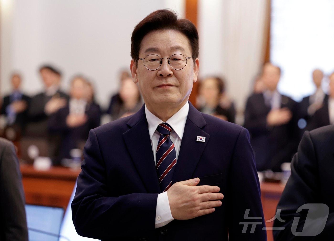 본문 이미지 - 이재명 대통령이 12일 청와대에서 열린 수석보좌관회의에서 국민의례를 하고 있다. 2026.2.12 ⓒ 뉴스1 허경 기자