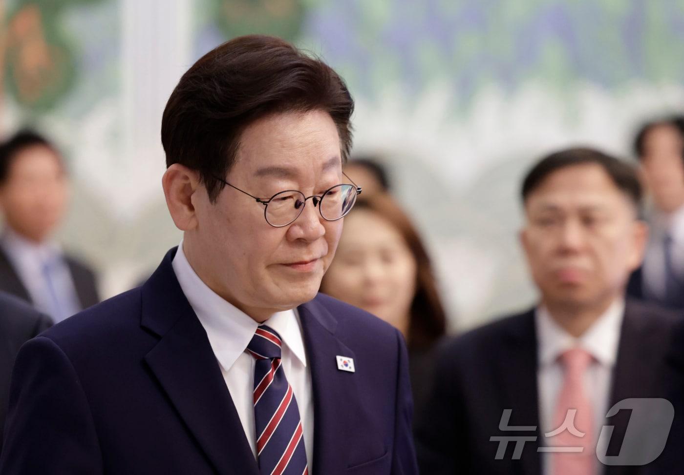 본문 이미지 - 이재명 대통령이 12일 청와대에서 열린 수석보좌관회의에 입장하고 있다. 2026.2.12 ⓒ 뉴스1 허경 기자