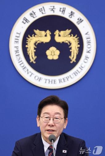 본문 이미지 - 이재명 대통령이 12일 청와대에서 열린 수석보좌관회의에서 발언하고 있다. 2026.2.12 ⓒ 뉴스1 허경 기자