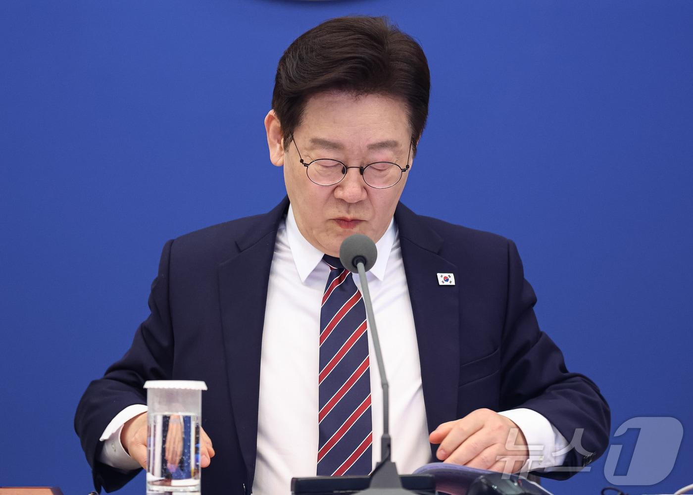 본문 이미지 - 이재명 대통령이 12일 청와대에서 열린 수석보좌관회의에 참석해 있다. 2026.2.12 ⓒ 뉴스1 허경 기자