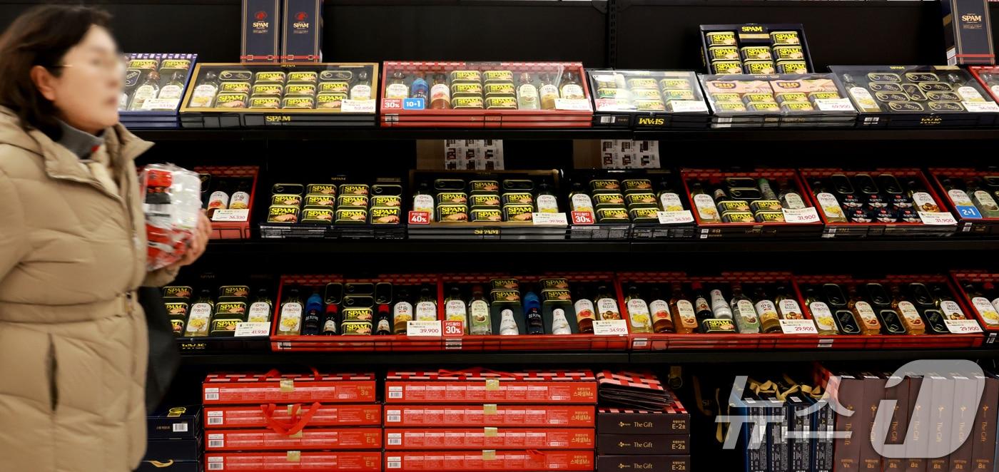 본문 이미지 - 설 명절을 닷새 앞둔 12일 서울시내 한 마트에 설날 선물세트가 진열돼 있다. 2026.2.12 ⓒ 뉴스1 이호윤 기자