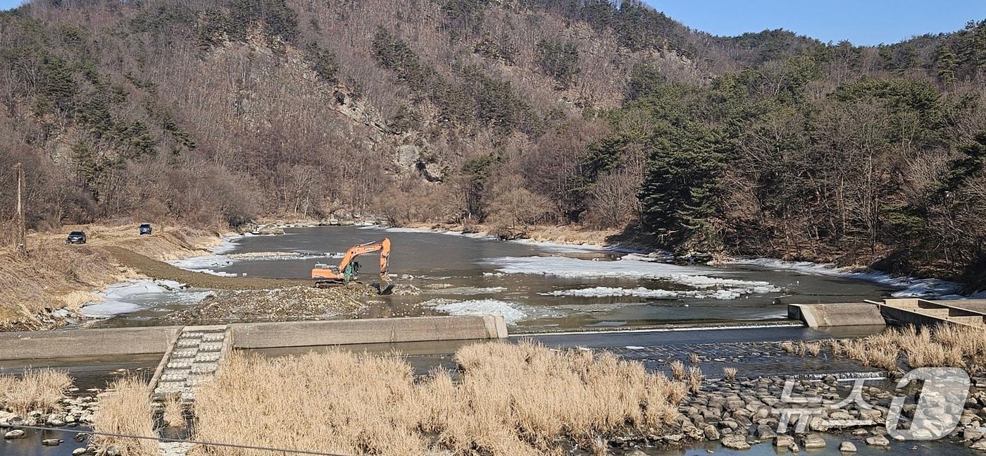 본문 이미지 - 전북 진안군이 남부지역 생활용수 공급에 차질이 우려되는 상황에서 선제적 대응으로 위기를 넘겼다. 사진은 섬진강 준설 모습.(진안군제공. 재판매 및 DB금지)2026.2.12/뉴스1