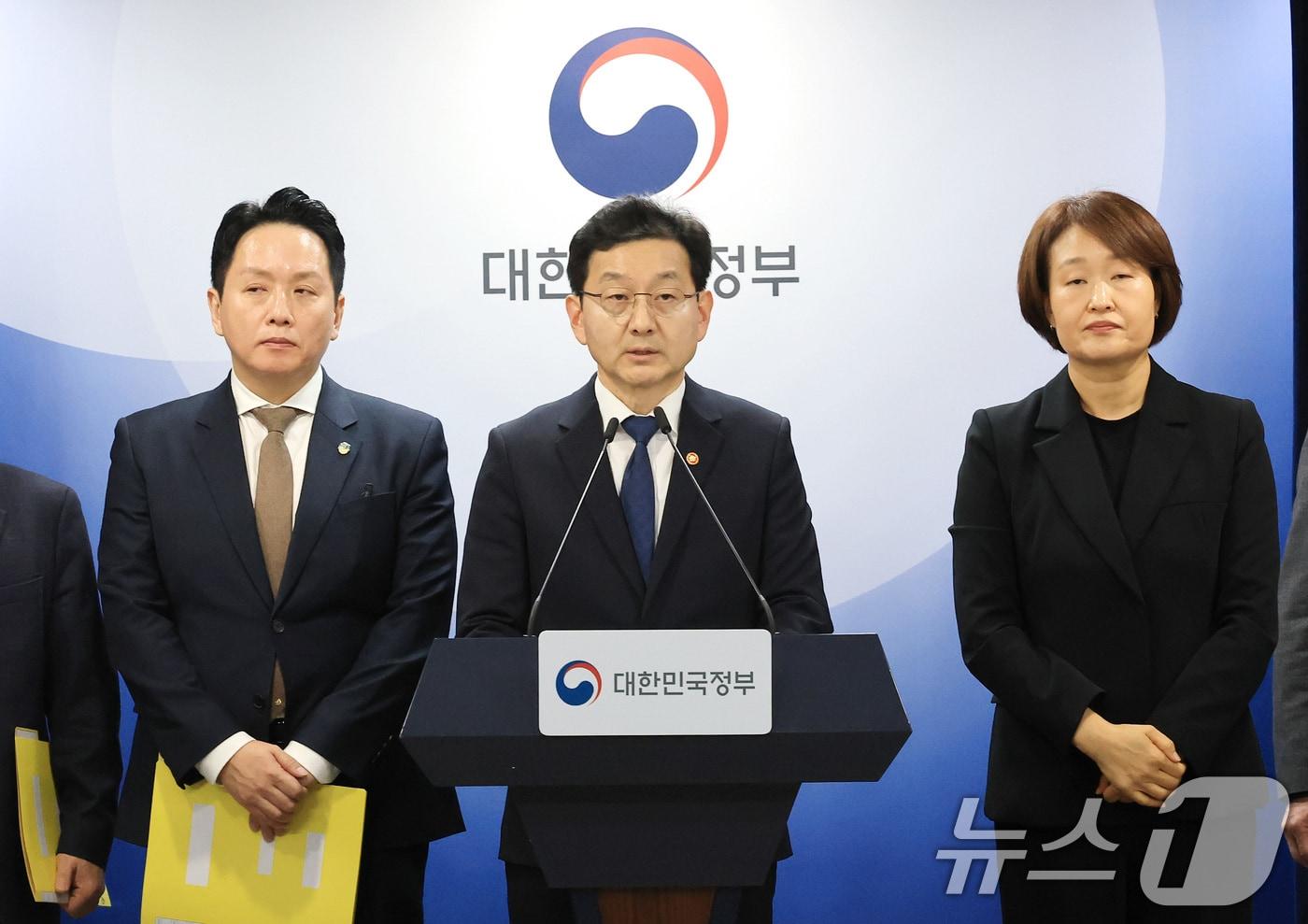 본문 이미지 - 윤창렬 국무조정실장이 12일 서울 종로구 정부서울청사에서 헌법존중 정부혁신 TF 조사결과 발표를 하고 있다. 2026.2.12 ⓒ 뉴스1 임세영 기자