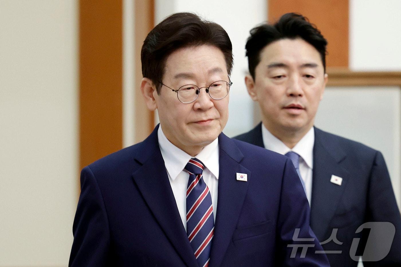 본문 이미지 - 이재명 대통령이 12일 청와대에서 열린 수석보좌관회의에 입장하고 있다. 2026.2.12 ⓒ 뉴스1 허경 기자