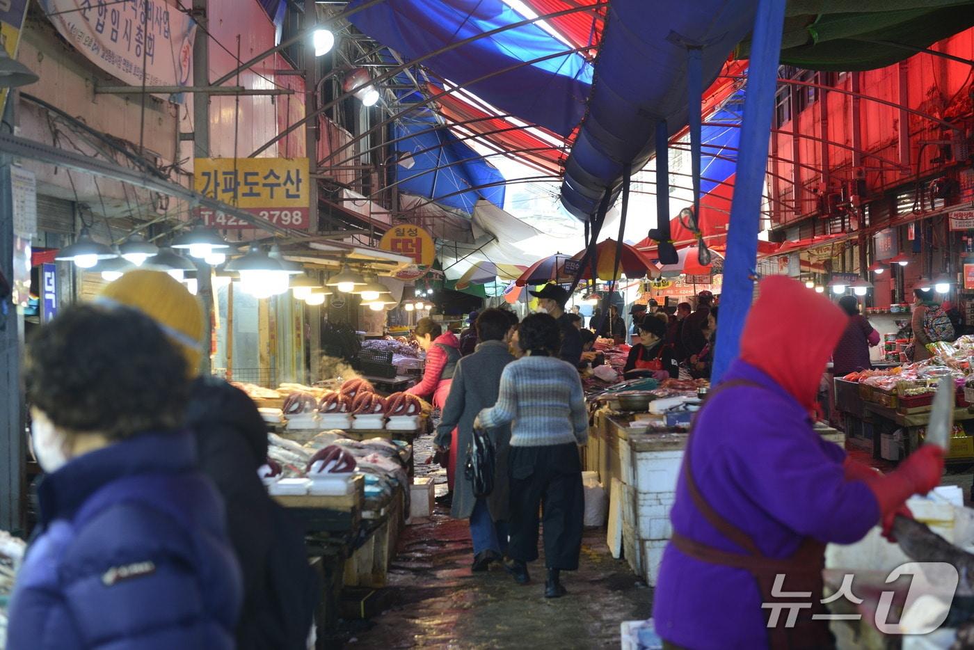 본문 이미지 - 설을 닷새 앞둔 12일 오후 대구 북구 칠성종합시장은 차례상에 올릴 물건을 사려는 시민들로 붐볐다.2026.2.12 ⓒ 뉴스1 이성덕 기자
