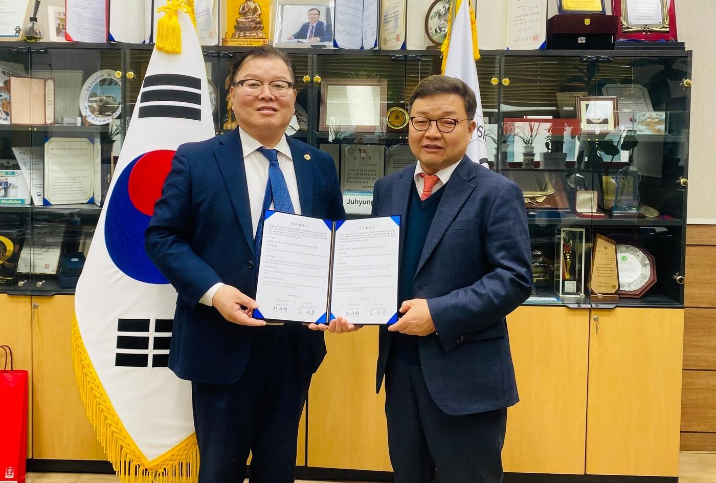 본문 이미지 - 더마글루(대표 김재봉, 오른쪽)는 지난 11일 대한수의사회(회장 허주형)와 업무협약을 체결하고 정부가 추진 중인 공공 동물복지 정책의 핵심 사업인 중성화 사업에 협력하기로 했다(더마글루 제공). ⓒ 뉴스1