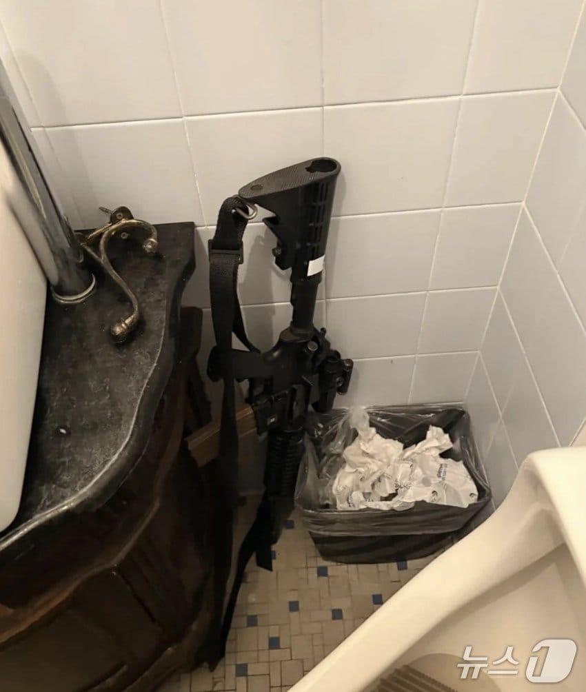 본문 이미지 - 미국 루이지애나주 방위군이 화장실 사용 후 'M4 카빈 소총'을 두고 나가 논란이 되고 있다. (출처=엑스) 2025.2.12./뉴스1