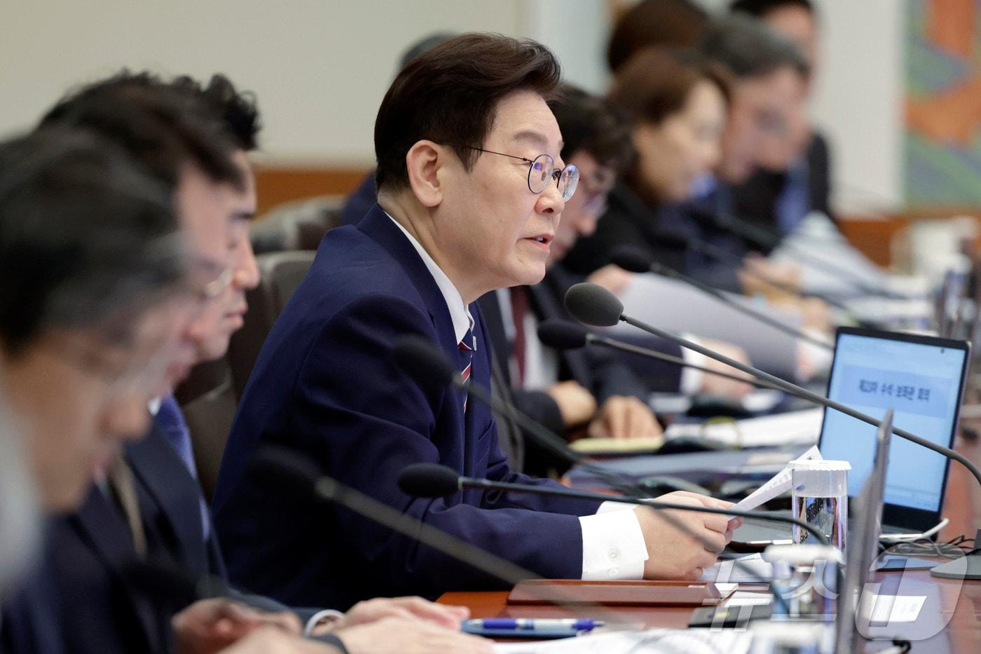 본문 이미지 - 이재명 대통령이 12일 청와대에서 열린 수석보좌관회의에서 발언하고 있다. 2026.2.12 ⓒ 뉴스1 허경 기자