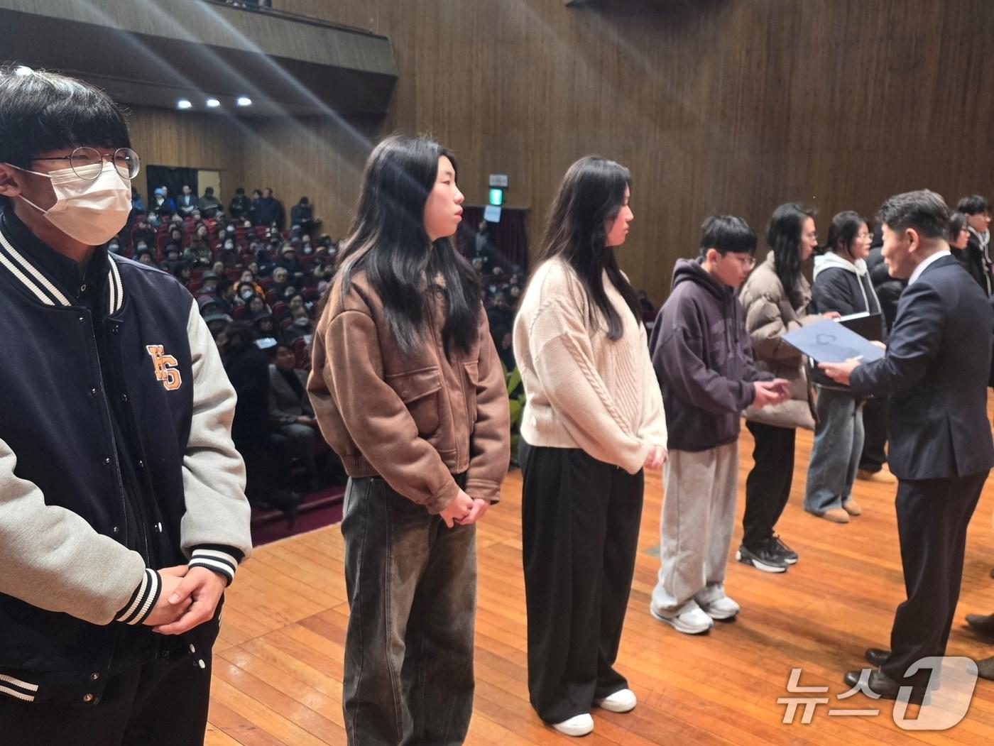 본문 이미지 - 우종한 증평새마을금고 이사장이 학생들에게 장학금을 주고 있다.(증평새마을금고 제공, 재판매 및 DB금지)/뉴스1