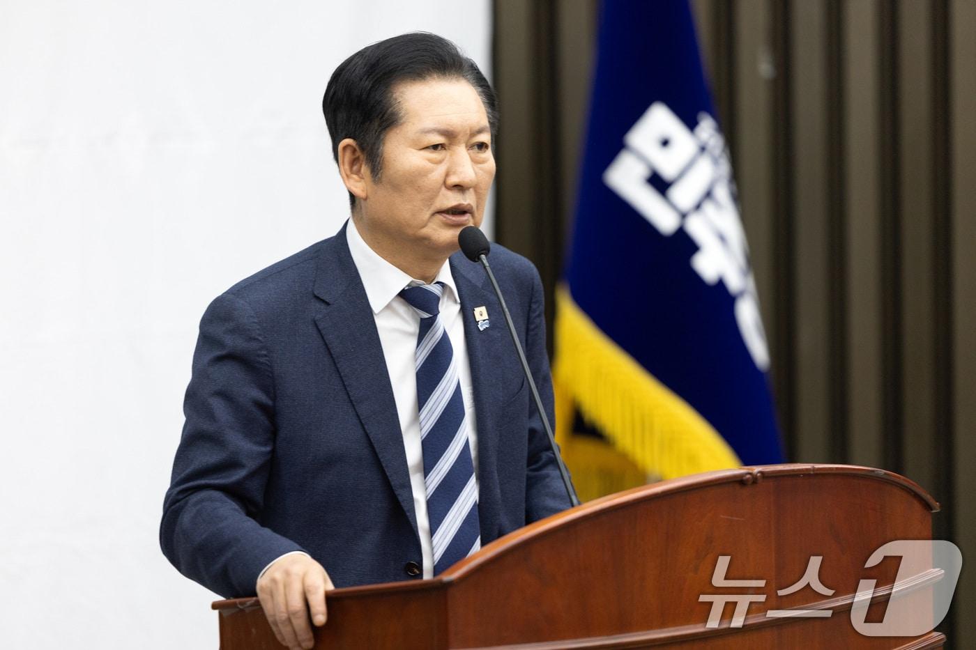 본문 이미지 - 12일 서울 여의도 국회에서 열린 더불어민주당 의원총회에서 정청래 대표가 모두발언하고 있다. 2026.2.12 ⓒ 뉴스1 이승배 기자