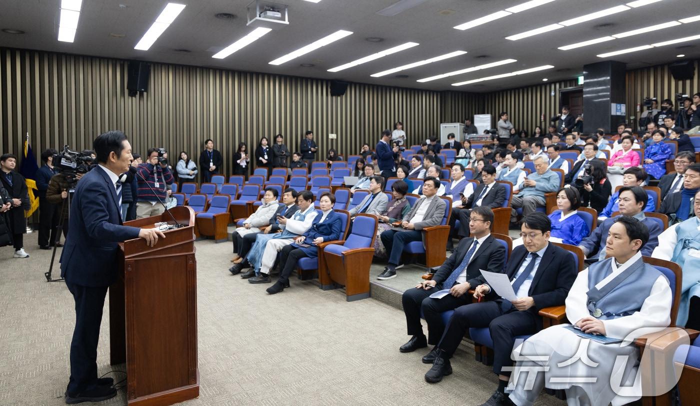본문 이미지 - 12일 서울 여의도 국회에서 열린 더불어민주당 의원총회에서 정청래 대표가 모두발언하고 있다. 2026.2.12 ⓒ 뉴스1 이승배 기자