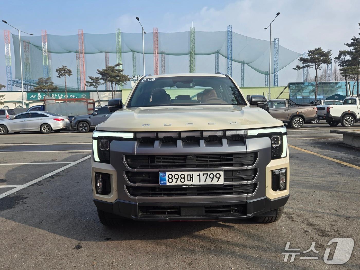 본문 이미지 - KG모빌리티(KGM)의 준대형 픽업 '무쏘'의 그랜드 스타일 패키지 전면 모습. 2026.02.12/뉴스1 김성식 기자