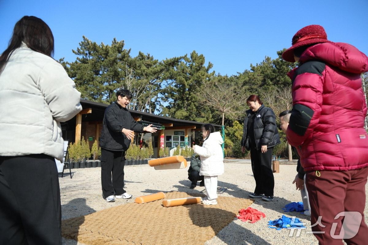 본문 이미지 - 지난해 설 연휴기간 천리포수목원을 찾은 탐방객이 전통놀이를 즐기고 있다.(천리포수목원 제공. 재판매 및 DB금지)2026.2.12/뉴스1